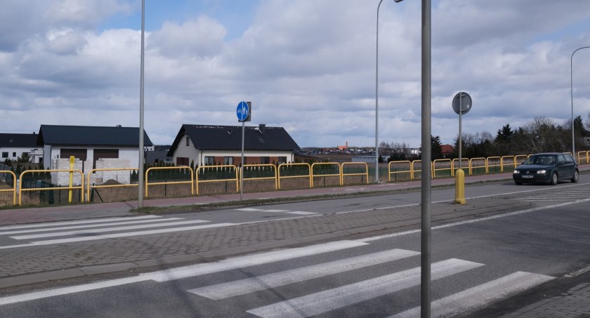 Przejście dla pieszych w Topolach koło Chojnic ma być mocno zmodernizowane. Czy będzie tu też przejazd dla rowerzystów?