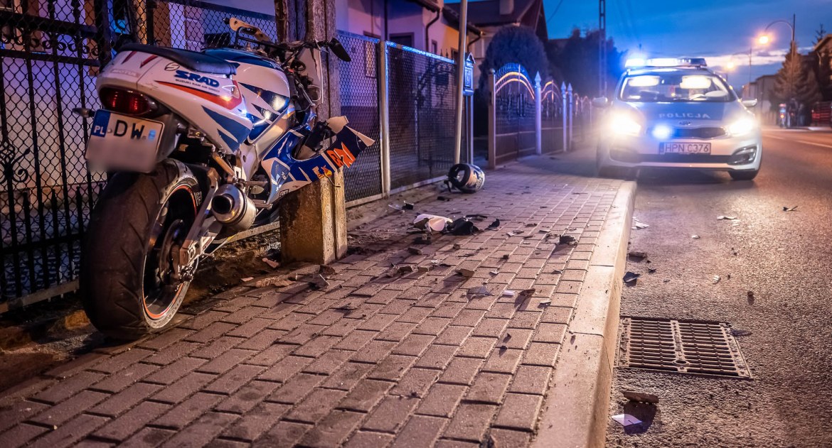 Motocyklista uderzył w słup energetyczny (FOTO) 