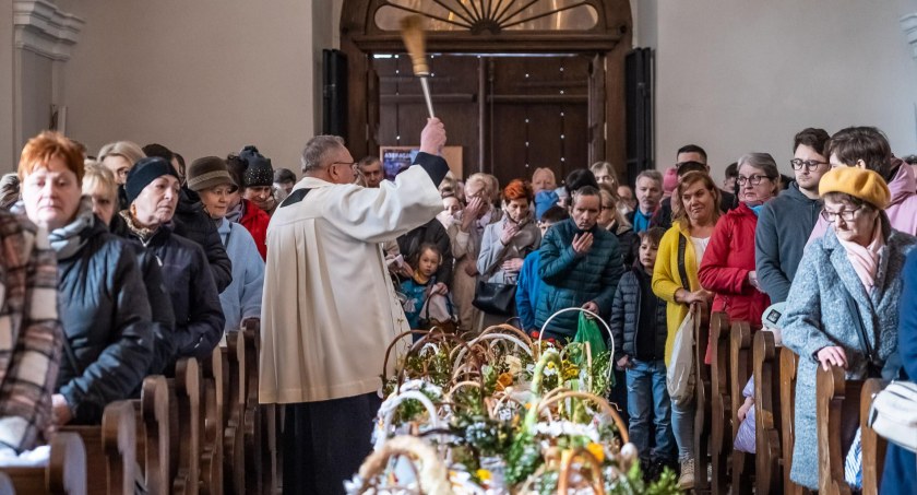 Wielkanocne święcenie pokarmów w kościele gimnazjalnym