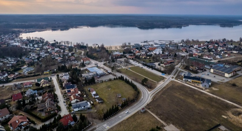 Ponad 360 podpisów pod petycją przeciwko budowie domów wielorodzinnych w centrum Charzyków. Petycja jest już u wójta