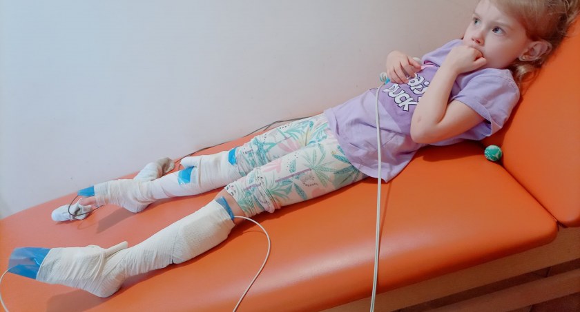Pomagamy! Danusia Reszczynska ma szpotawość kolan oraz skrzywione stópki