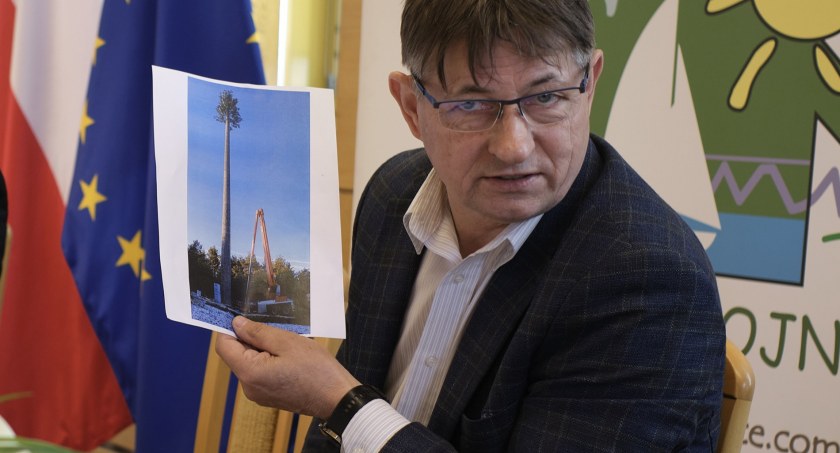 Nowa atrakcja w Małych Swornegaciach – maszt telefoniczny w kształcie drzewa