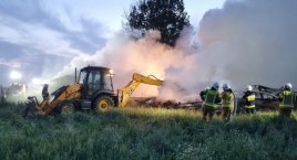 Pożar dwóch budynków w Łęgu-Kolonii. W środku były dwie butle z gazem