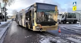 Na Brzozowej autobus zderzył się z samochodem nauki jazdy