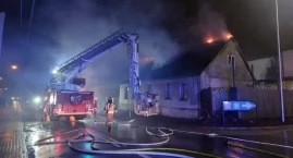 Pożar domu w Chojnicach. Jest osoba poszkodowana (FOTO)