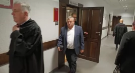 Pokrzywdzona nie zgadza się na prokuratorskie warunkowe umorzenie. Radny Eugeniusz W. przed sądem