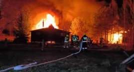 Strażacy walczą z ogniem w miejscowości Lamk 