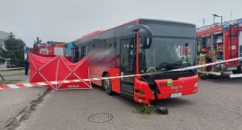Pieszy dostał się pod koła autobusu. Mężczyzna nie żyje