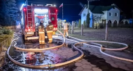 Pożar dachu budynku mieszkalnego w Silnie – na miejscu dziesięć zastępów straży