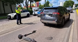 Zderzenie hulajnogi z Toyotą w centrum Chojnic. Kobieta trafiła do szpitala