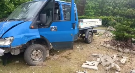 Pijany kierowca z dożywotnim zakazem uderzył w ogrodzenie. Grozi mu więzienie
