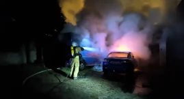 Pożar dwóch samochodów w Czersku. Strażacy interweniowali nad ranem