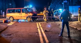 Zderzenie busa i osobówki. Passat zatrzymał się w ogródku