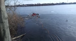Lód załamał się pod mężczyzną. Szybka reakcja służb zapobiegła tragedii