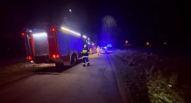 Samochód wjechał w drzewo. Akcja służb w Wielkich Chełmach. Pijany kierowca!