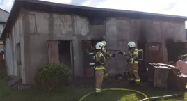 Pożar budynku gospodarczego w Leśnie. Cztery zastępy straży w akcji przy ul. Słonecznej