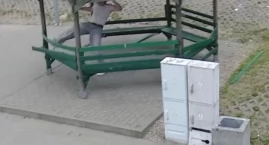 Zdemolował altanę na placu zabaw na Karsińskiej i od&hellip;