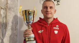Mateusz Dajnowski licytuje puchar z Mistrzostw Polsk&hellip;