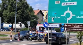 Zderzenie hulajnogi z samochodem na rondzie w Chojnicach