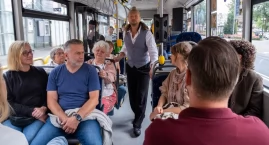 Aktorzy i publiczność w jednym pojeździe. Nietypowe &hellip;