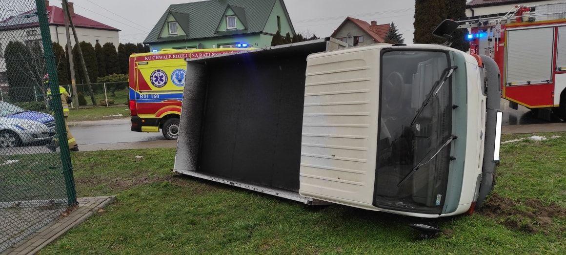71-letni przeworszczanin jechał zbyt szybko. Auto przewróciło się na bok