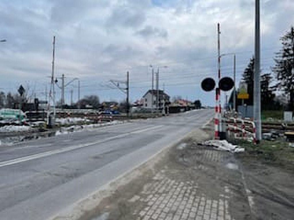 2 tys. zł i 15 punktów karnych dla 72-latka, który wjechał na przejazd mimo opuszczających się rogatek
