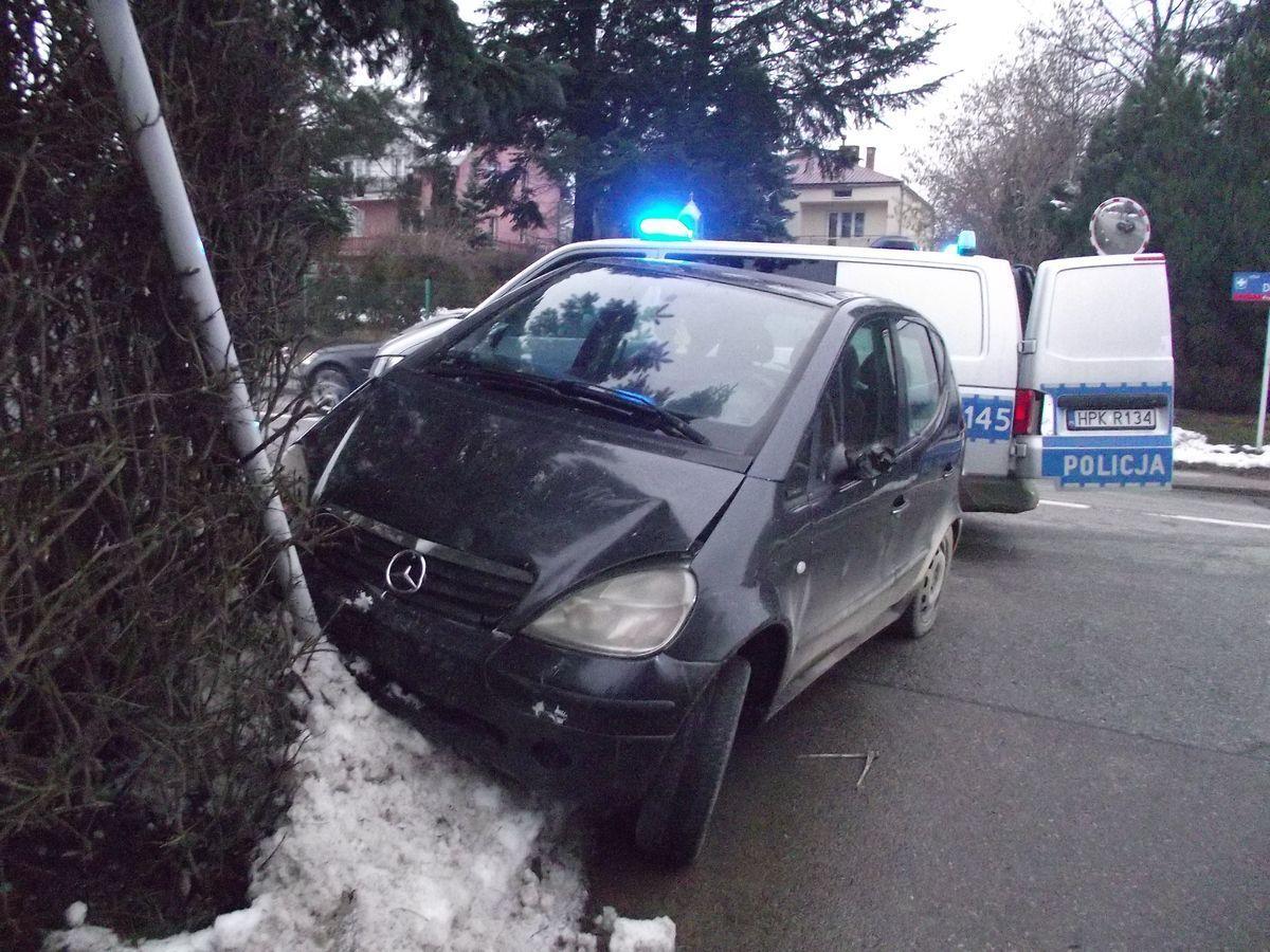 Uciekał przed policją, spowodował 2 kolizje i... uderzył w radiowóz. To wciąż nie wszystko