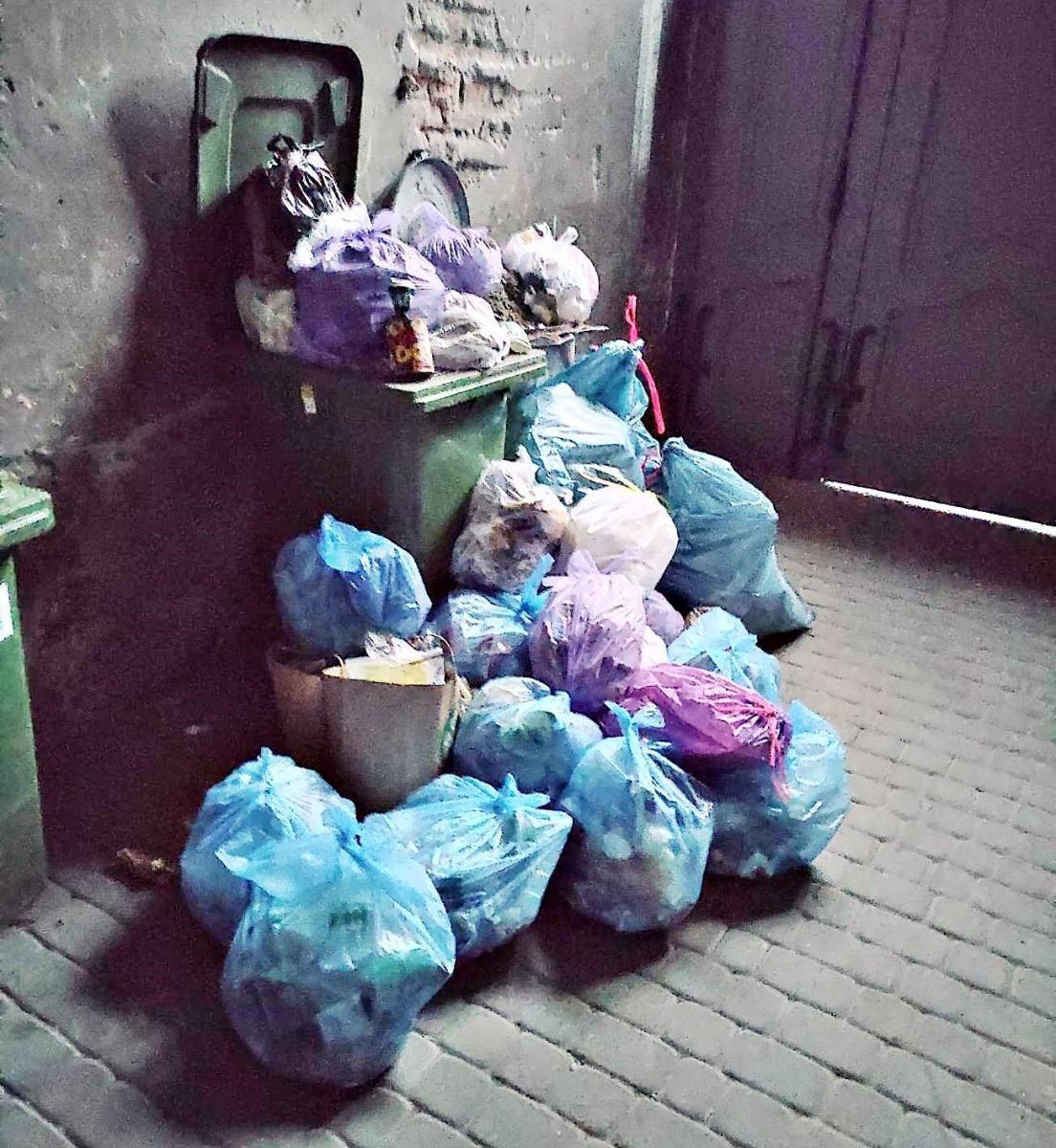 Niepokoje mieszkańców Dworskiego. Śmieci tydzień niewywożone. Incydentalna sytuacja czy może się powtarzać?