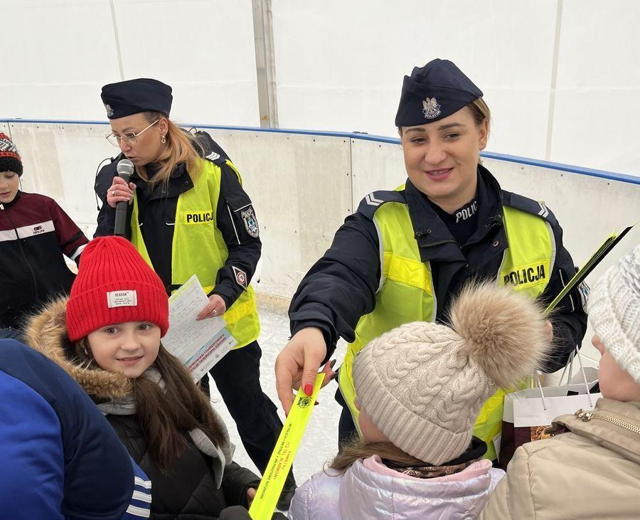 O bezpiecznych feriach na.... lodowisku. Przemyscy policjanci spotkali się z młodzieżą