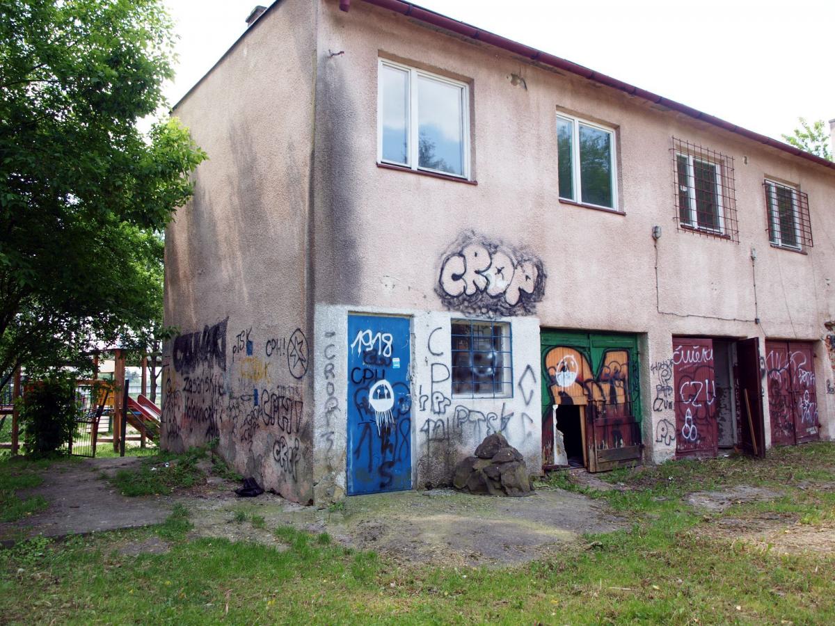 Ruina po byłej siedzibie ZHP pod skrzydłami „Róży Wiatrów”