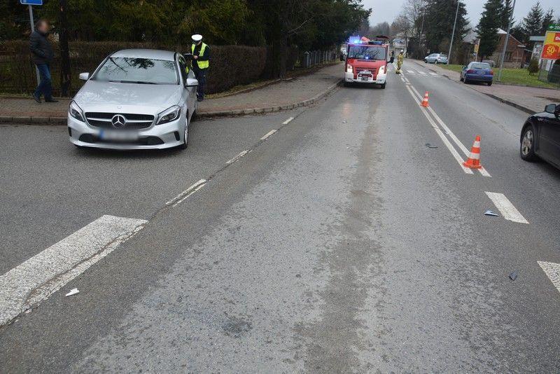 Toyotą najechał na tył mercedesa. Zepchnięty na chodnik pojazd potrącił pieszego