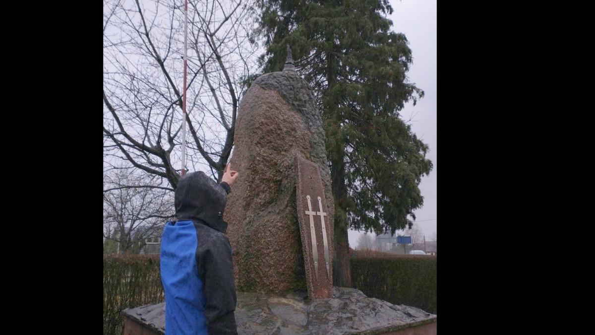 Wspiął się na pomnik i ułamał krzyż. 19-latek odpowie za obrazę uczuć religijnych