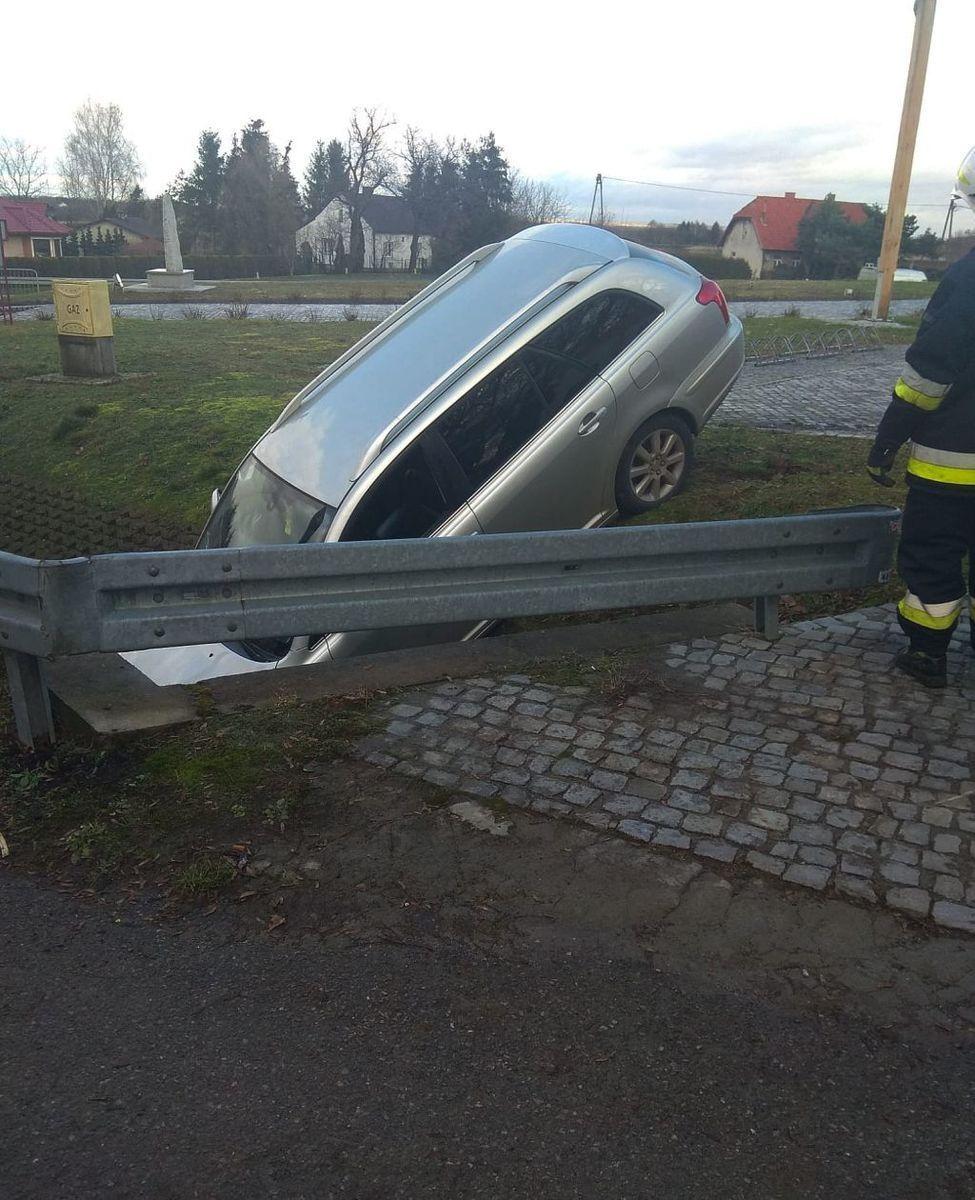 Wjechała do rowu i ukryła się w betonowym przepuście. Była pijana