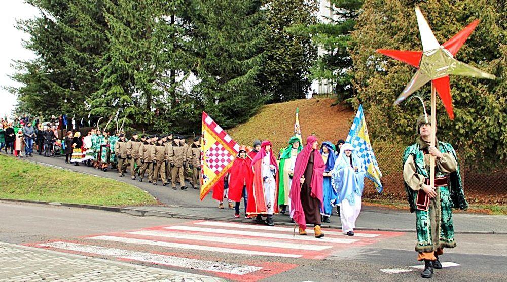 Największe jasełka świata po raz piąty. Kilkaset osób uczestniczyło w Orszaku Trzech Króli w Żurawicy