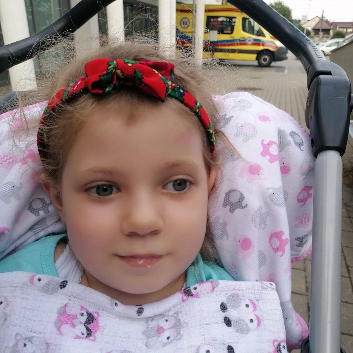 Beztroskie dzieciństwo przerwał wypadek. Emilka Favarin czeka na pomoc 