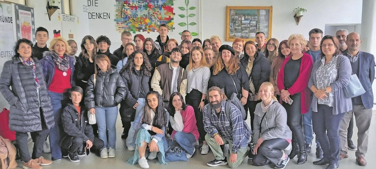 „Zbuduj swoją (naszą) przyszłość poprzez sztukę”