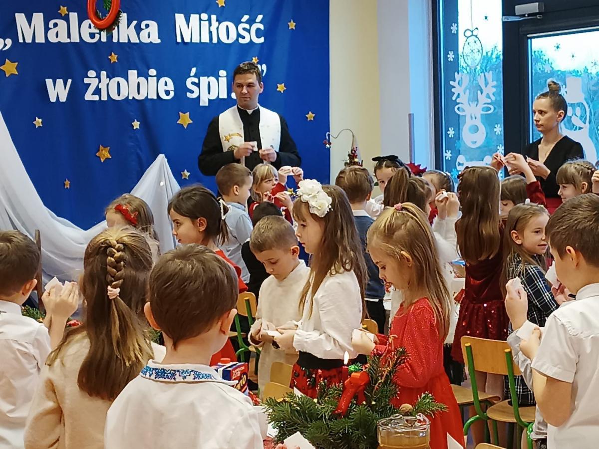 Wigilia najmłodszych. Przedszkolaki z Akademii Uśmiechu świętowały z rówieśnikami