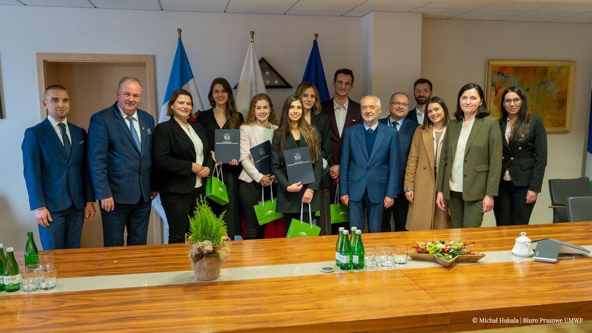 Podkarpacie oczami absolwentów. O mieszkańcach, dziedzictwie i potencjale regionu