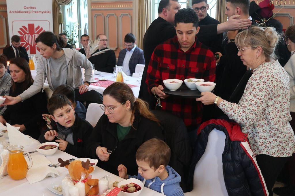 Dworcowa restauracja miejscem wigilijnej wieczerzy dla uchodźców