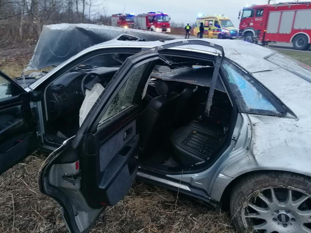 Dachowanie audi na DK77. Kierowcę przewieziono do szpitala