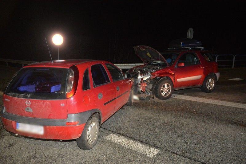 Zderzenie toyoty z oplem na skrzyżowaniu. Cztery osoby trafiły do szpitala