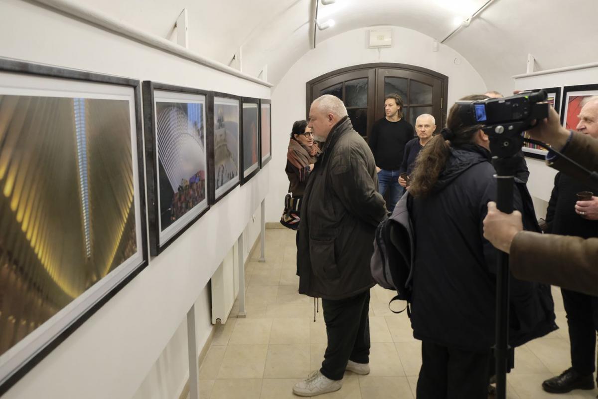 Uwalnia fotografię od szumu informacyjnego