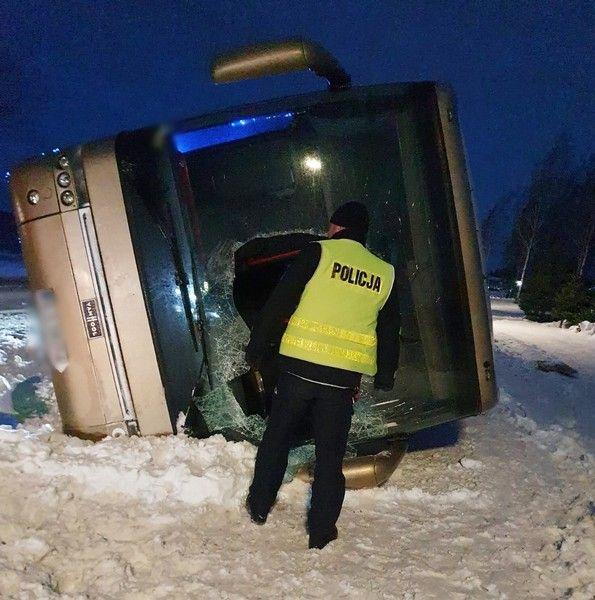 Silny wiatr zepchnął autobus z drogi do rowu. Jechało nim 11 osób