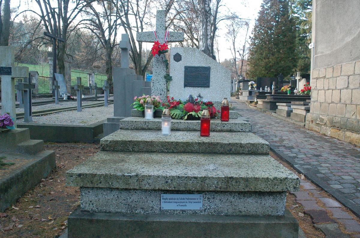 Orlęta – Orlętom. Młodzież SP 16 przejęła opiekę nad mogiłą jednego z Orląt Przemyskich