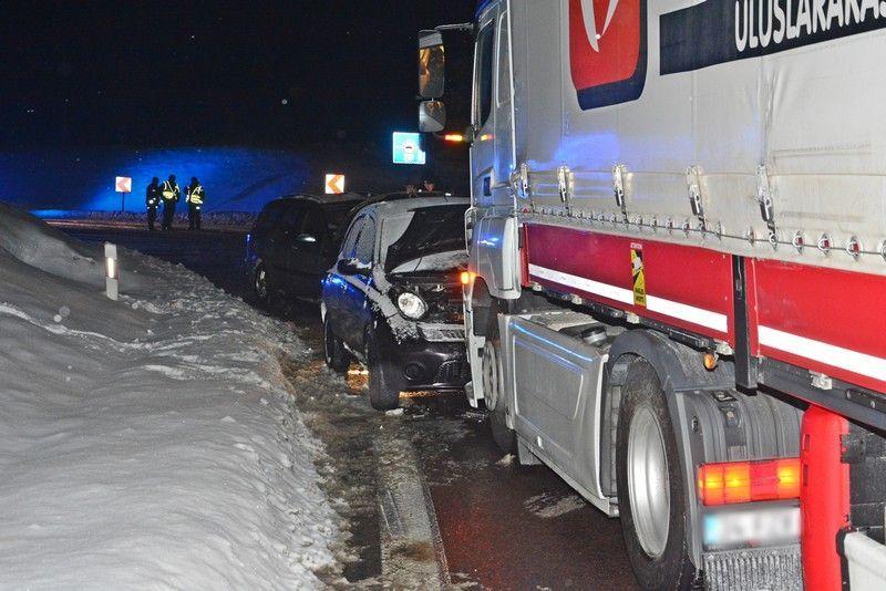 Zderzenie 3 aut. Przez nieprawidłowe wyprzedzanie kierowcy tira [ZDJĘCIA]