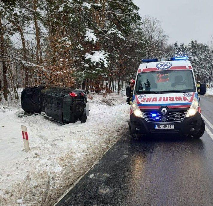 Zasłabł i stracił panowanie nad toyotą. Auto dachował w rowie