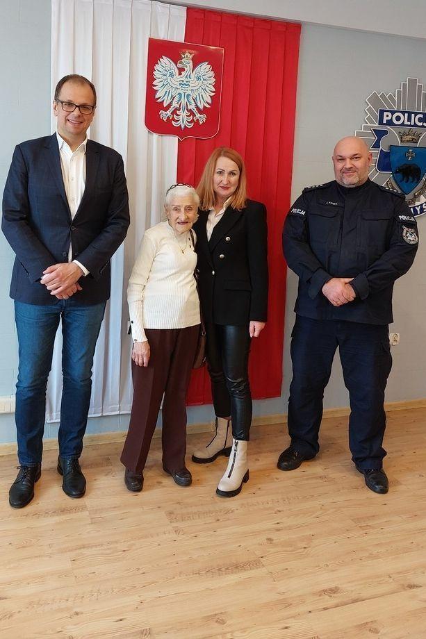 Pomogła w ujęciu sprawczyni rozboju. 92-letnia przemyślanka doceniona za niesamowitą odwagę!