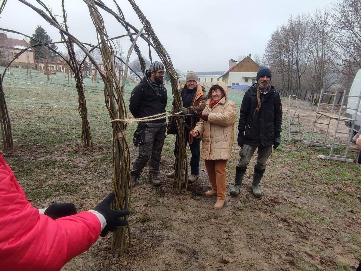 Mieszkańcy wybudowali sobie wierzbowy azyl [ZDJĘCIA]