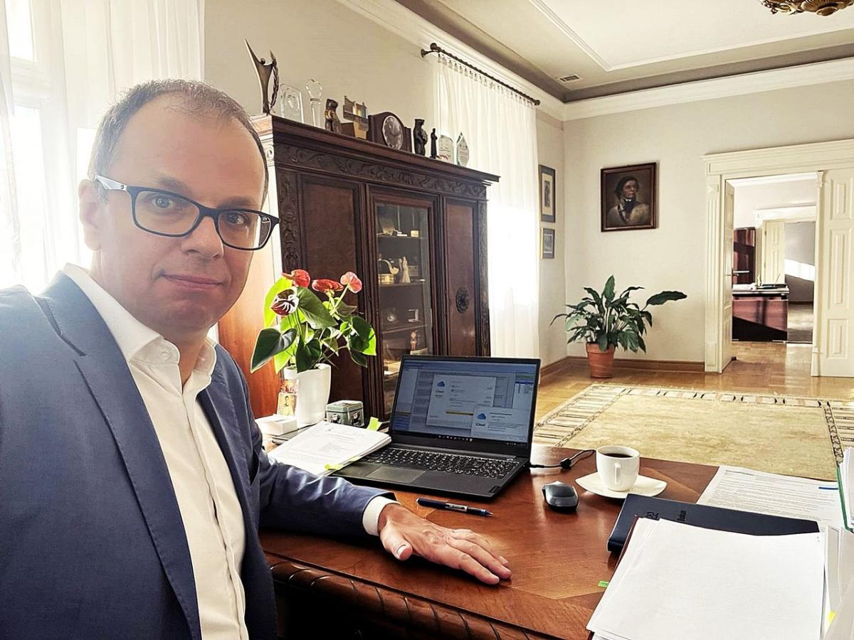 Prezydent Bakun wrócił do pracy