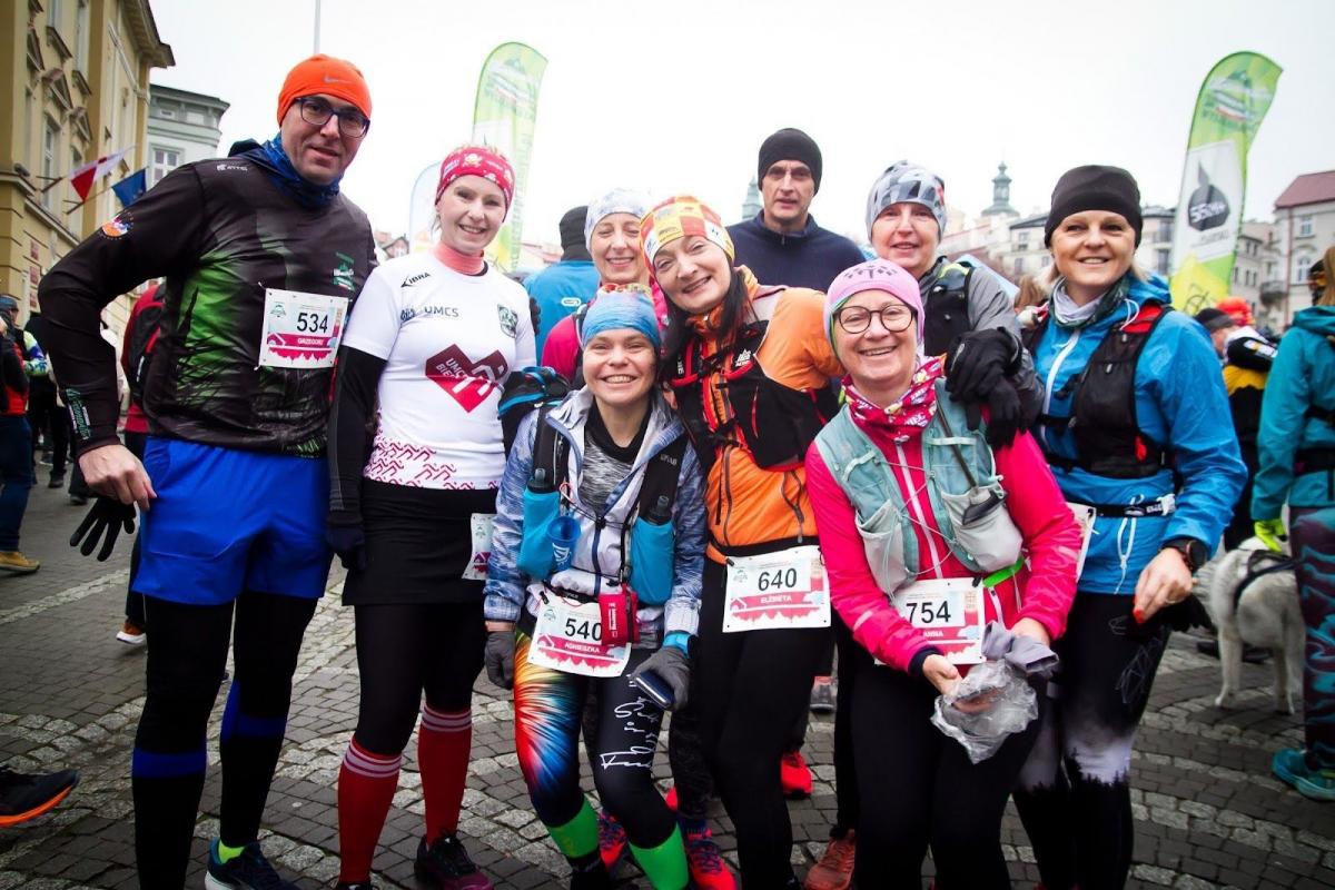 Setki biegaczy na ulicach miasta: Wyszehradzki Ultramaraton Twierdza Przemyśl [ZDJĘCIA]